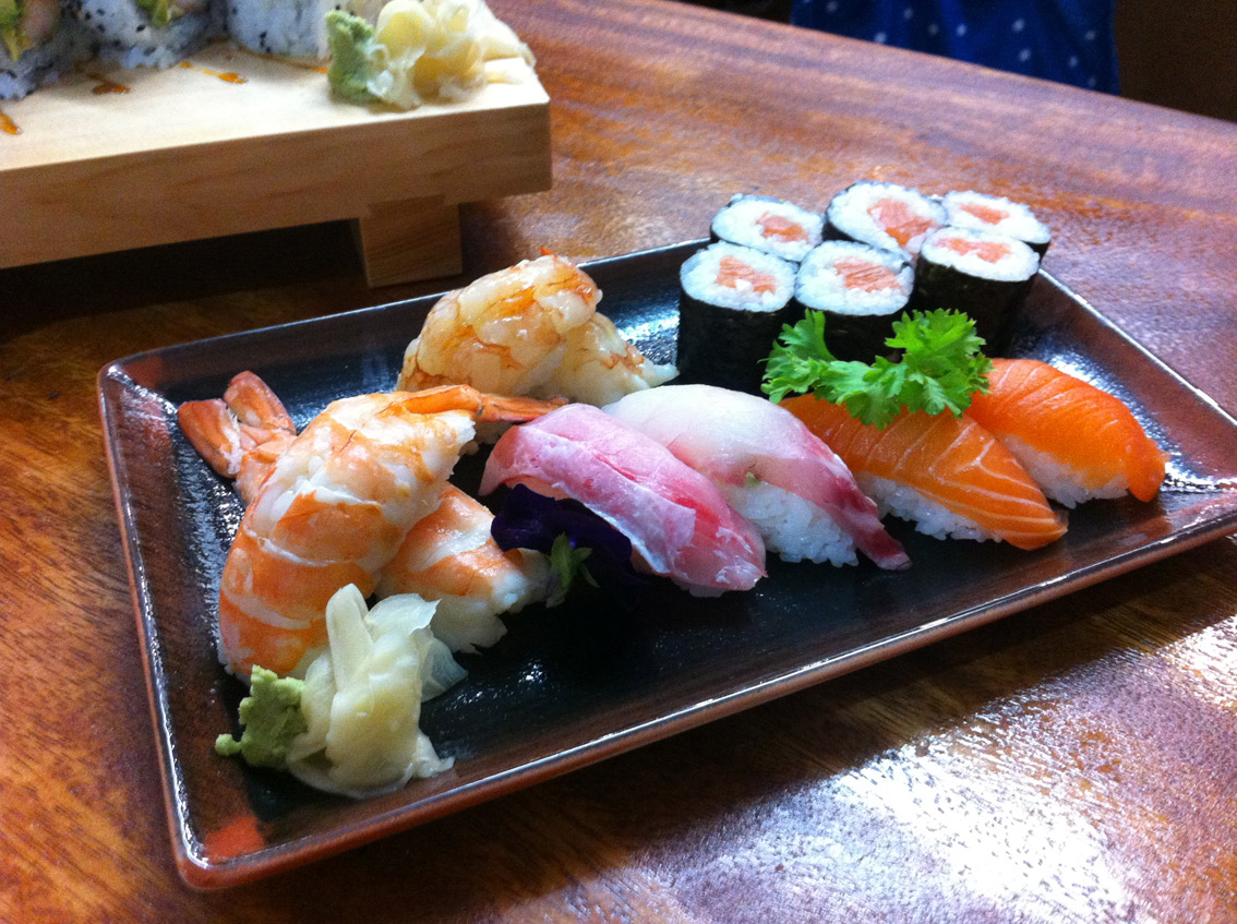 Kike_on_tour_kenji_sushi_bar_restaurante_japones_kenko_sushi_bandeja