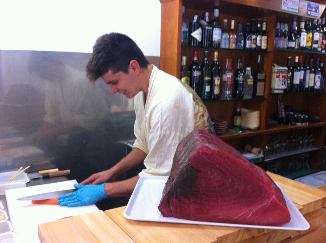 Kike_on_tour_kenji_sushi_bar_restaurante_japones_kenko_sushi_preparando_salmon