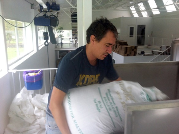 Volcando los sacos de malta para la elaboración de cerveza artesana en DouGall's